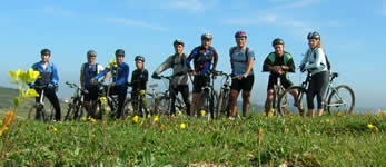 ciclistas em pose para a foto no monte frente  Raposeira