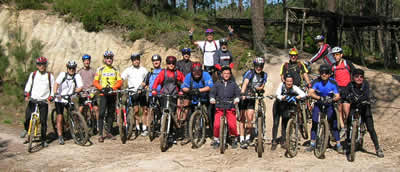 Grupo de ciclistas em pose para a foto