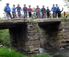 Foto de grupo numa ponte no vale da Cabrela