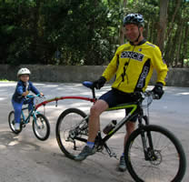 BTTista com bicicleta adaptada para rebocar a criana
