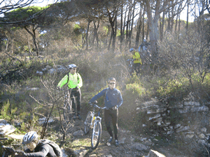vrias fotos com os ciclista a levarem a bicicletas  mo no meio do mato e sem caminho