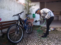 ciclista a lavar a bicicleta no final da volta