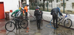 ciclistas a lavar as bicicletas nos bombeiros de mem martins