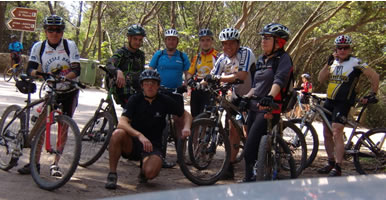 foto do grupo de ciclistas no cruzamento dos Capuchos