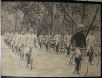 foto de quadro antigo exposto na Escola Prtica de Infantaria com ciclistas militares em formao