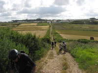 ciclistas a subirem um trilho perto de vila Galega