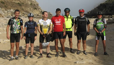 foto do grupo de ciclistas na praia da Samara com o mar ao fundo
