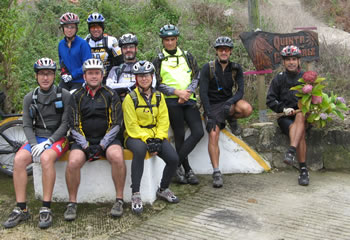 foto de grupo dos ciclistas sentados numa fonte no Penedo na serra de Sintra