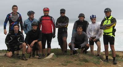 foto do grupo de ciclistas junto  praia das maas.