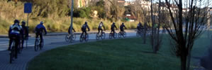 imagem do grupo de ciclista a pedalar junto  estao de meleas