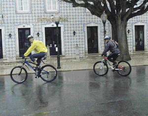 fotos diversas dos ciclistas na serra de sintra  chuva