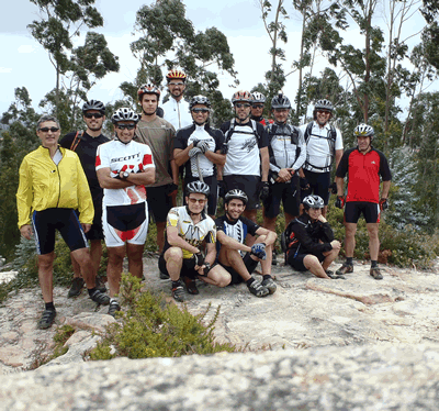 foto de grupo junto ao marco geodsico em pedras pardas