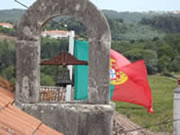 imagem da bandeira nacional portugueas asteada na capela da eugaria