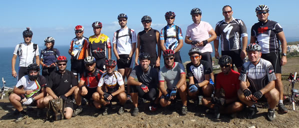 foto de grupo de 19 pedaladores perto da praia do magoito