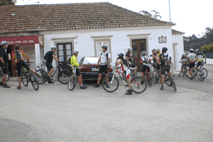 fotos diversas dos ciclistas nos trilhos de regresso ao algueiro