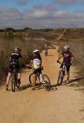 ciclistas na conversa na zona das pedreiras