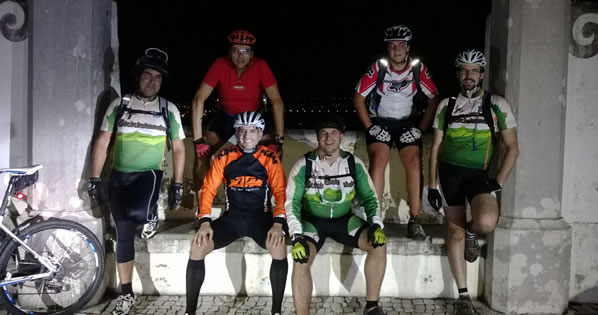 foto do grupo de 6 pedaladores em setiais