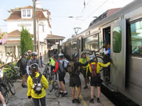 ciclistas a descarregar as bicicletas do comboio em santarm