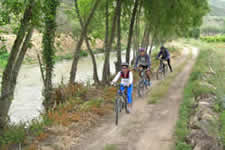 ciclistas a pedalar junto do rio lizandro