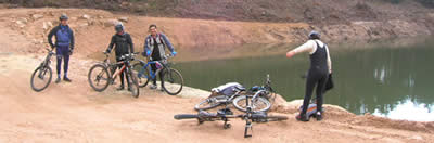 ciclista junto de um pequeno lago na serra de sintra