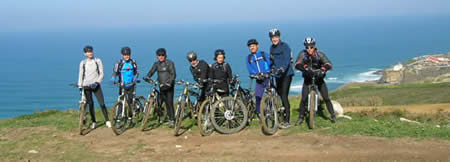 grupo de ciclistas em pose fotografica perto do magoito