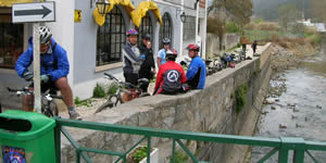 ciclistas a descanar em Colares junto da ribeira