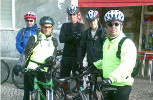 foto de grupo dos ciclistas no algueiro