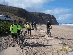 fotos diversas de ciclistas na praia grande