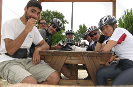 foto dos ciclistas a lancharem nas mesas em Vila Verde