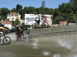 fotos diversas dos ciclistas a pedalarem na fonte da rotunda da Portela de Sintra