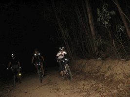 fotos diversas dos ciclistas a pedalarem durante a noite nos trilhos da serra