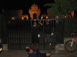 foto nocturna com os ciclistas frente ao hotel em setais