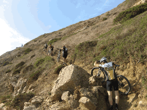 3 fotos dos ciclistas a subirem o trilho que sai da praia com outros ciclistas a descerm