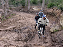 ciclistas a atravessar uma zona de lama