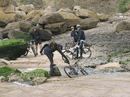 fotos diversas dos ciclistas a atravessarem a ribeira da praia da ma�as