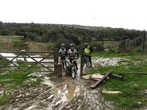 fotos diveras dos ciclistas a atravessarem um campo cheio de lama