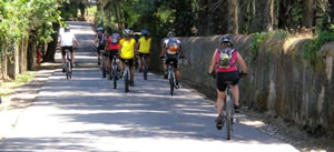grupo de ciclistas a pedalarem em sintra