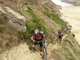 fotos diversas dos ciclistas a subirem o trilho da praia da samarra