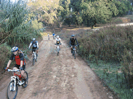 fotos diversas dos ciclistas a caminho de rio de mouro