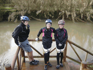 fotos do grupo de ciclista frete o rio lizandro