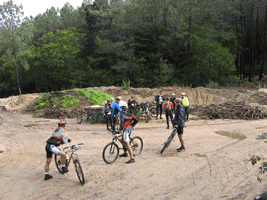 fotos diversas dos ciclistas � espera da recolha da am�lia e imagem do c�o encontrado na serra