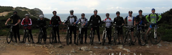 foto do grupo de ciclista perto do buraco do fojo