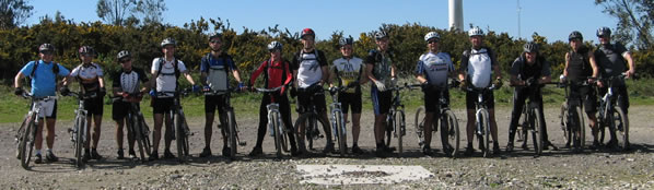 foto do grupo de ciclistas no alto do monte funchal