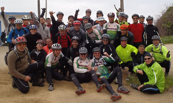 foto do grupo de pedaladores em Covas com o nosso amigo LV colado na fotografia