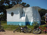 bicicletas junto de uma pequena capela algures no alentejo