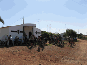 fotos diversas do momento de chagada �s minas, concentra��o e partida dos ciclistas