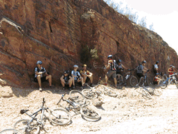 fotos diversas dos ciclistas a subirem ao longo do estrad�o de regresso �s Minas