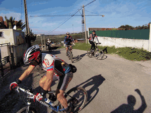 fotos diversas dos cicllistas nos trilhos perto Dona Maria