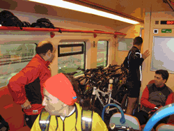 fotos diversas de ciclistas dentro do comboio