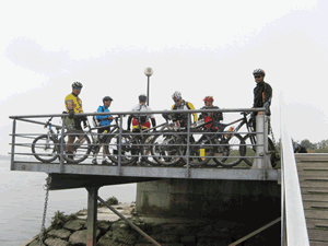 fotos diversas dos ciclistas parados na Valada para um pequeno lanche e descanso